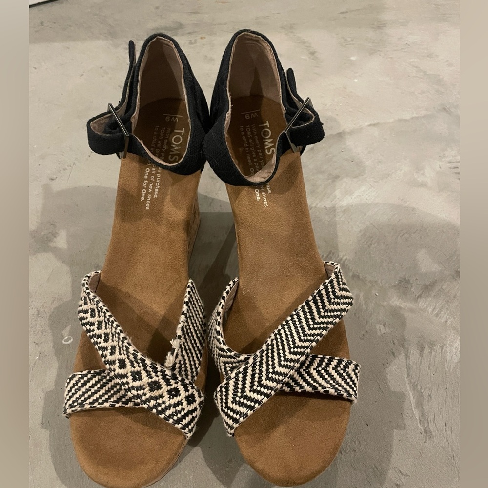 Toms size 9 women’s platform wedge sandals. Worn only once!